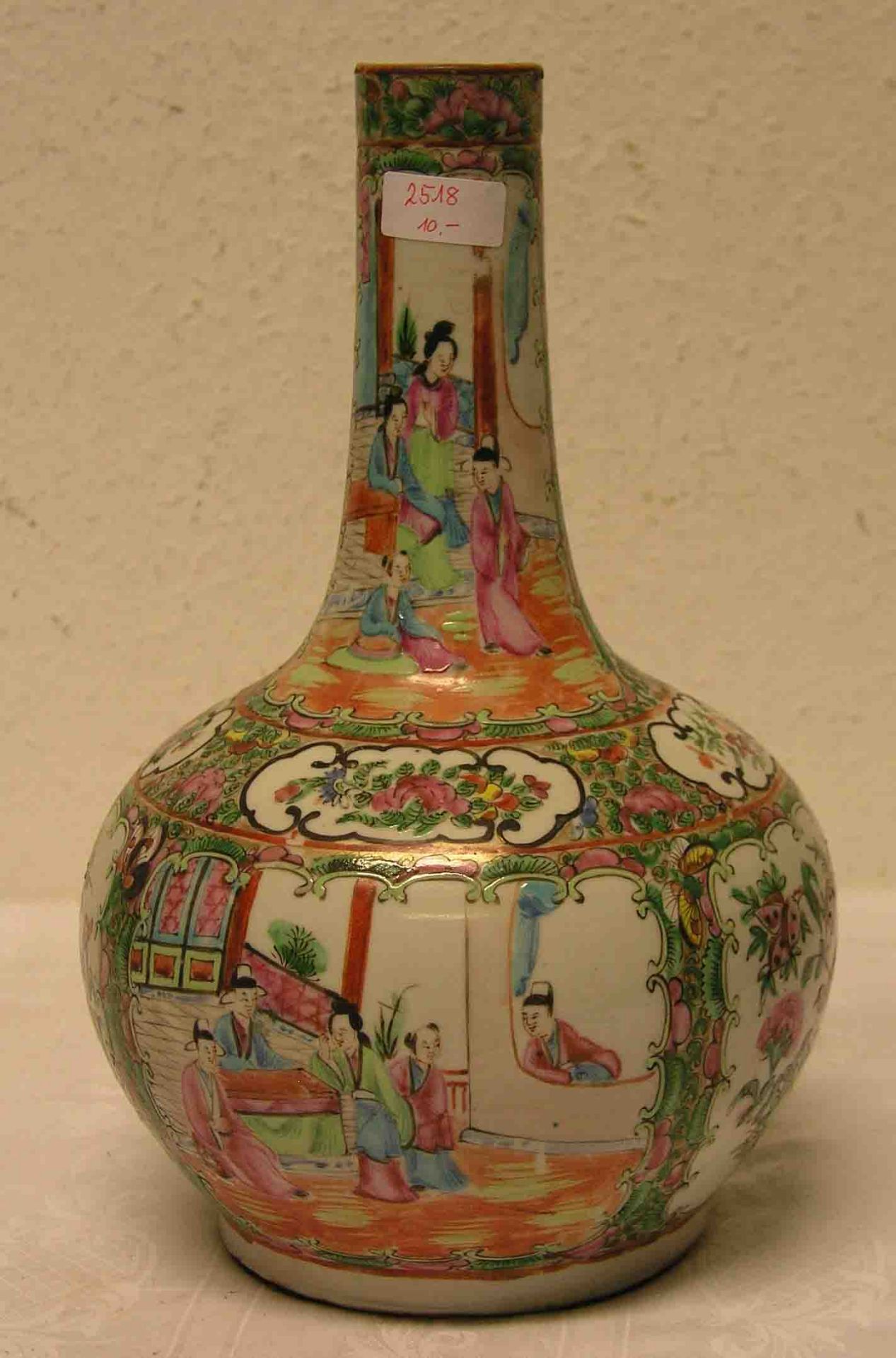 Asiatische Vase. Steinzeug. Kugeliger Korpus mit engem Hals, umlaufende bunte Bemalung.