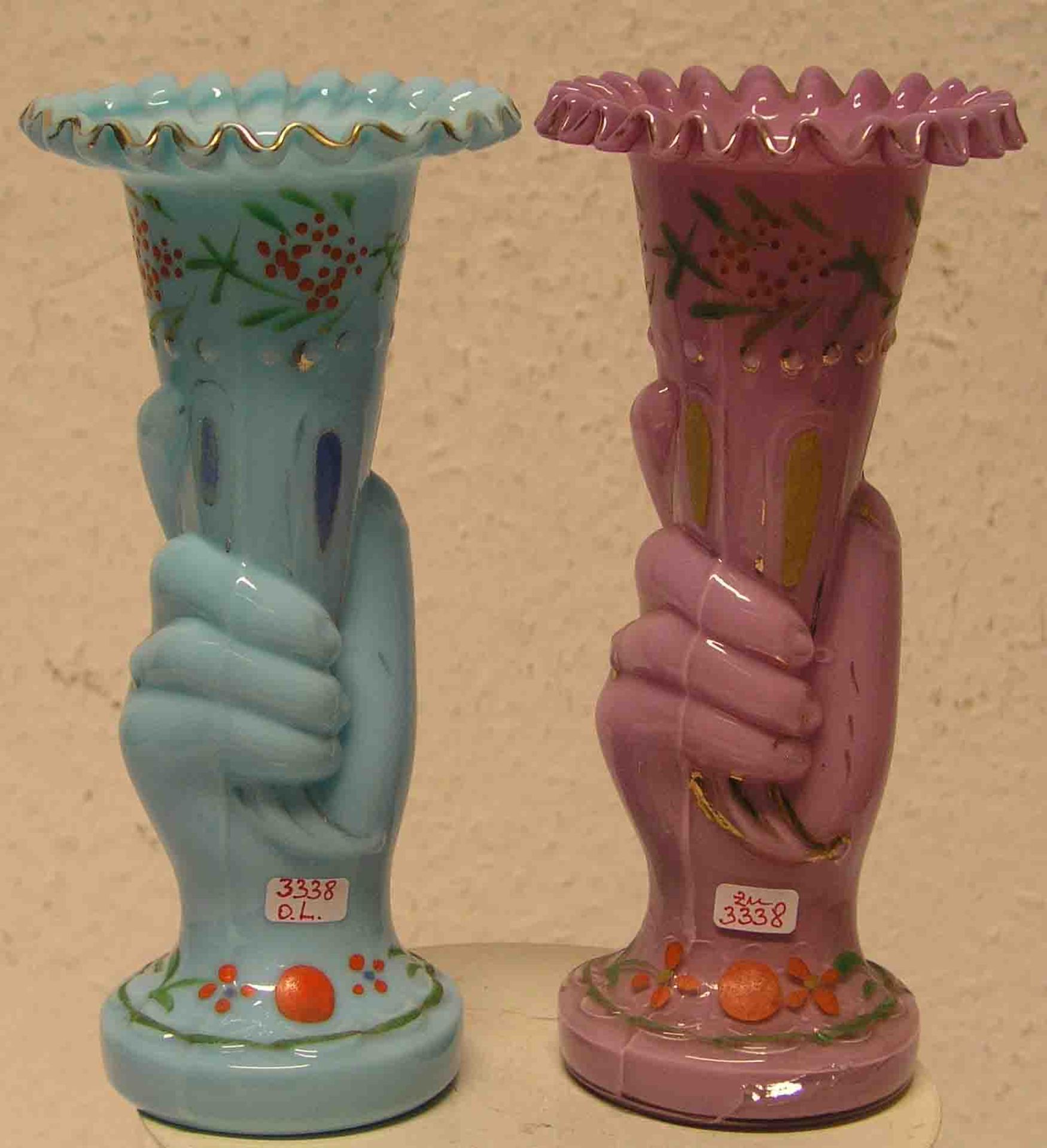 Zwei Milchglas-Vasen. Biedermeier. Korpus in der Form einer Hand, die die Vase umschließt.<