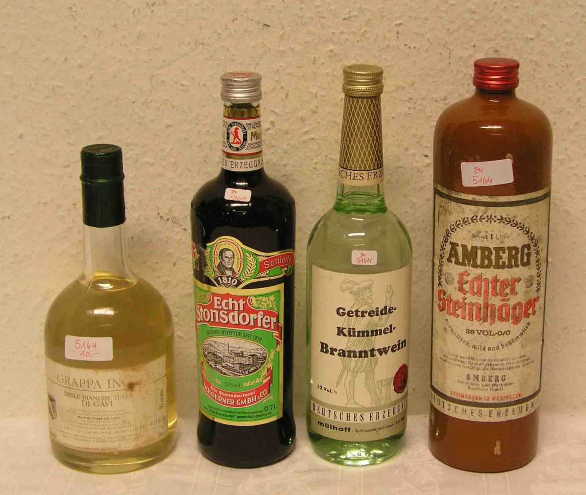 Alkoholika. Posten von vier Flaschen. Dabei: "Grappa di Gavi"; "Echt Stonsdorfer";