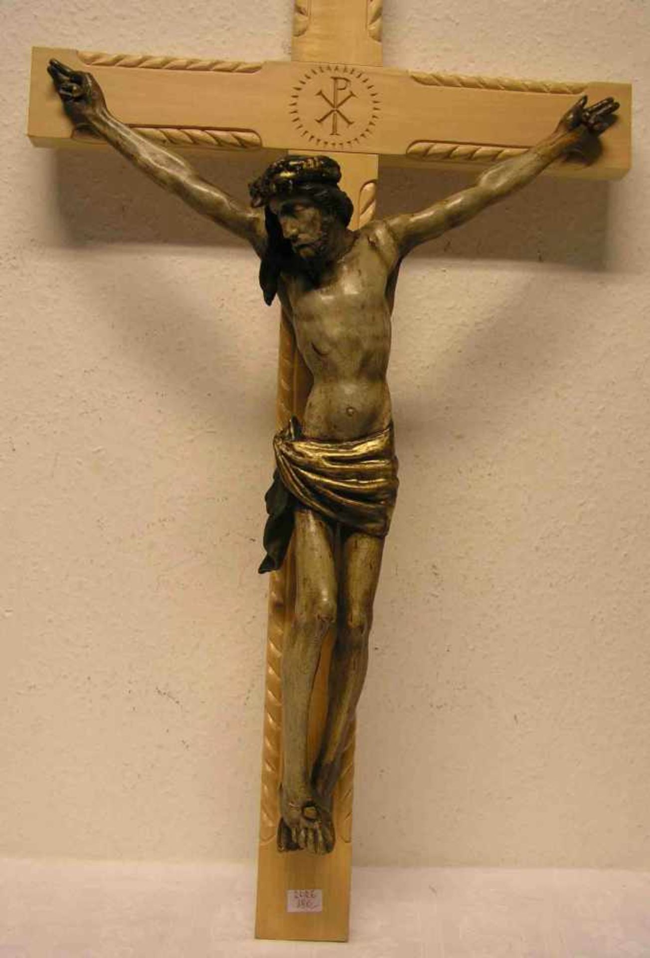 Kruzifix. Christuskorpus Holz geschnitzt, farbig gefasst, 19. Jh., Holzkreuz später.<