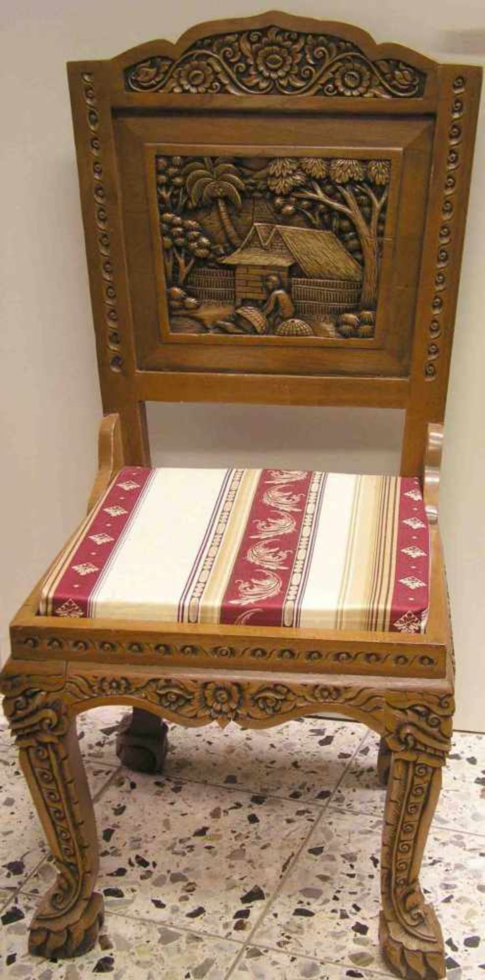 Satz von sechs Stühlen, aufwändig beschnitzt, Sitzfläche gepolstert. Handarbeit, Thailand.<br