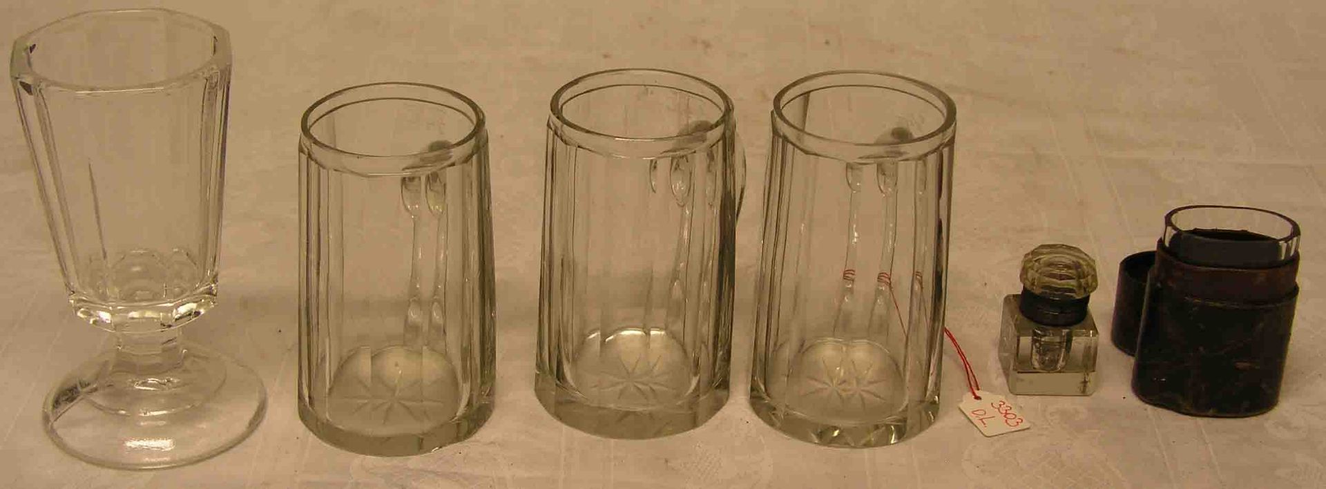 Sechs Teile Glas. Dabei: Drei Henkelkrüge, geschliffenes Glas, Höhe: 11cm. Weinglas,<b