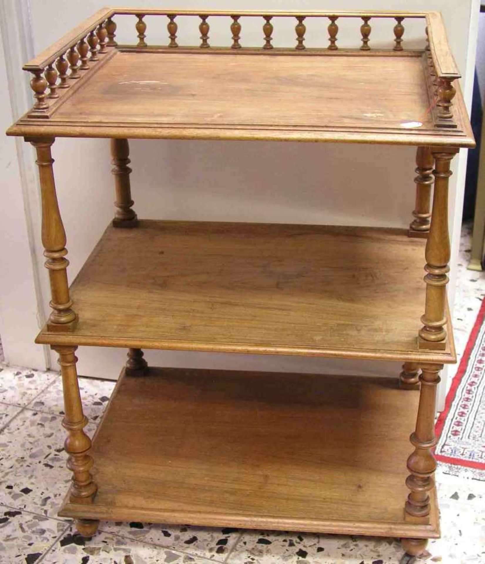 Etagere. Gründerzeit. Eiche furniert, auf Nussbaum gebeizt, Füße auf Rollen. 84 x 64 x<br