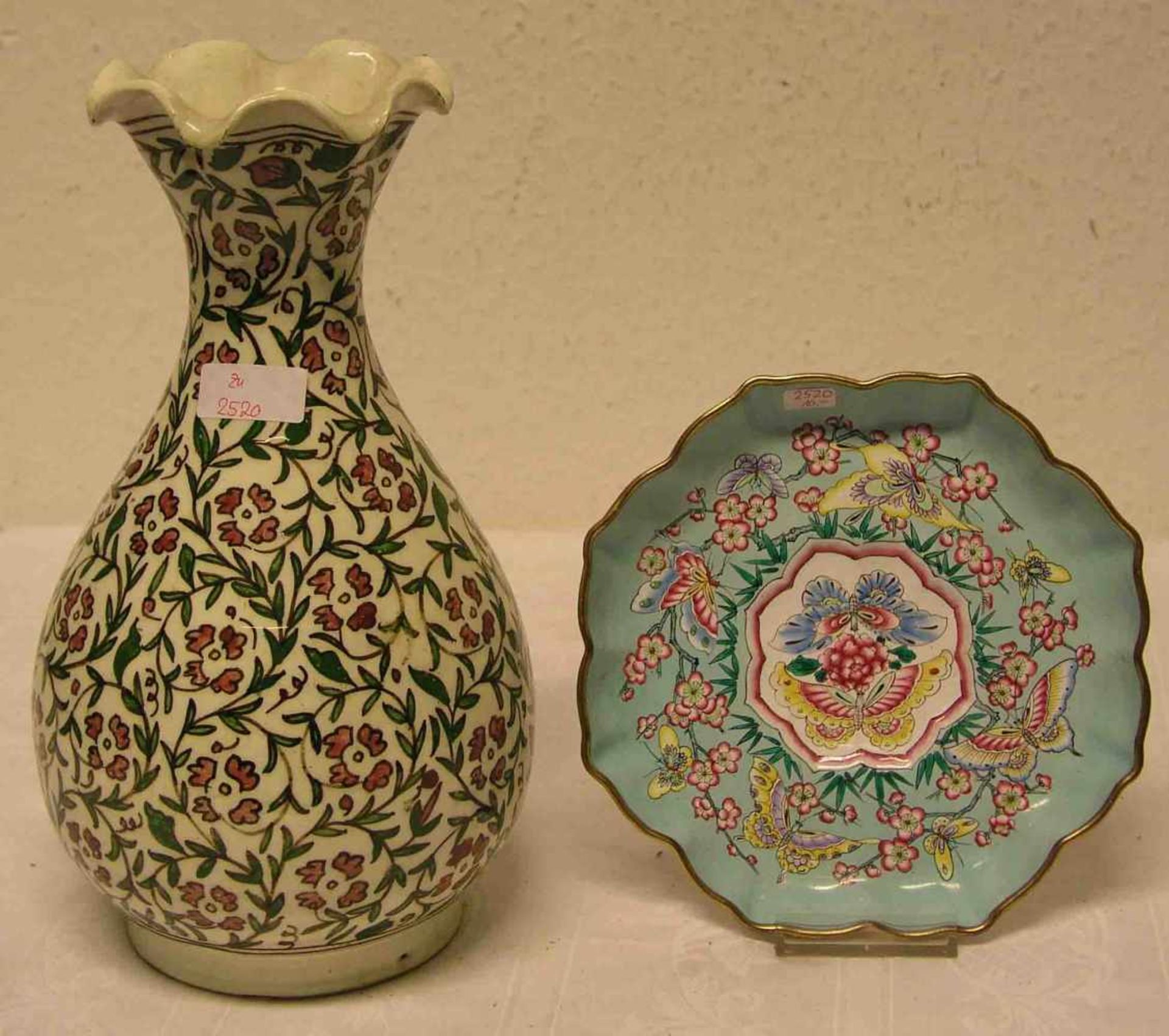 Schale und Vase. Dabei: Cloisonne-Schälchen, Schmetterlings- und Blütendekor, Durchmesser:<b