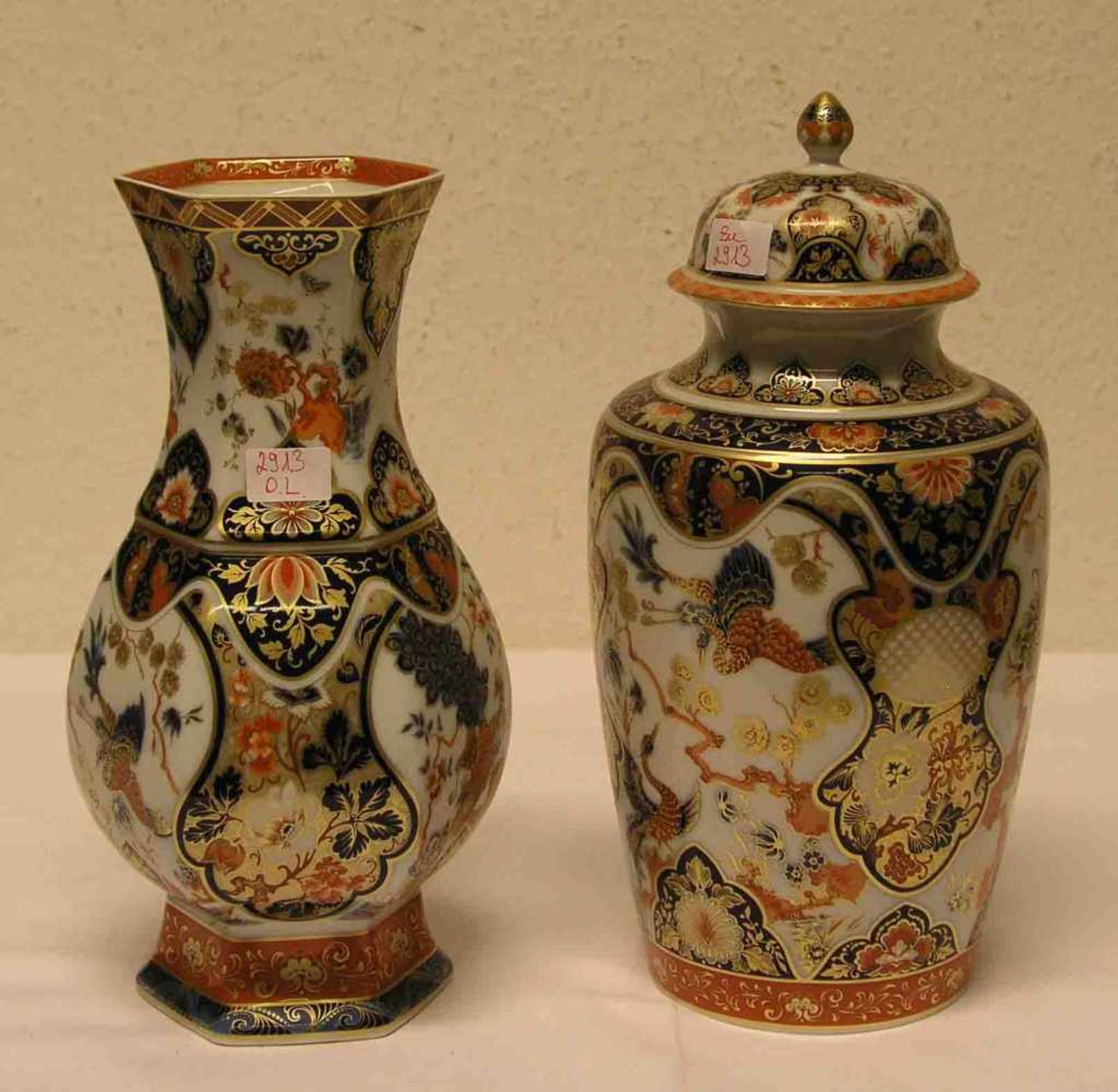 Vase und Deckelvase, Kaiser Porzellan, Yokohama Dekor, Höhen: 30 und 33cm.