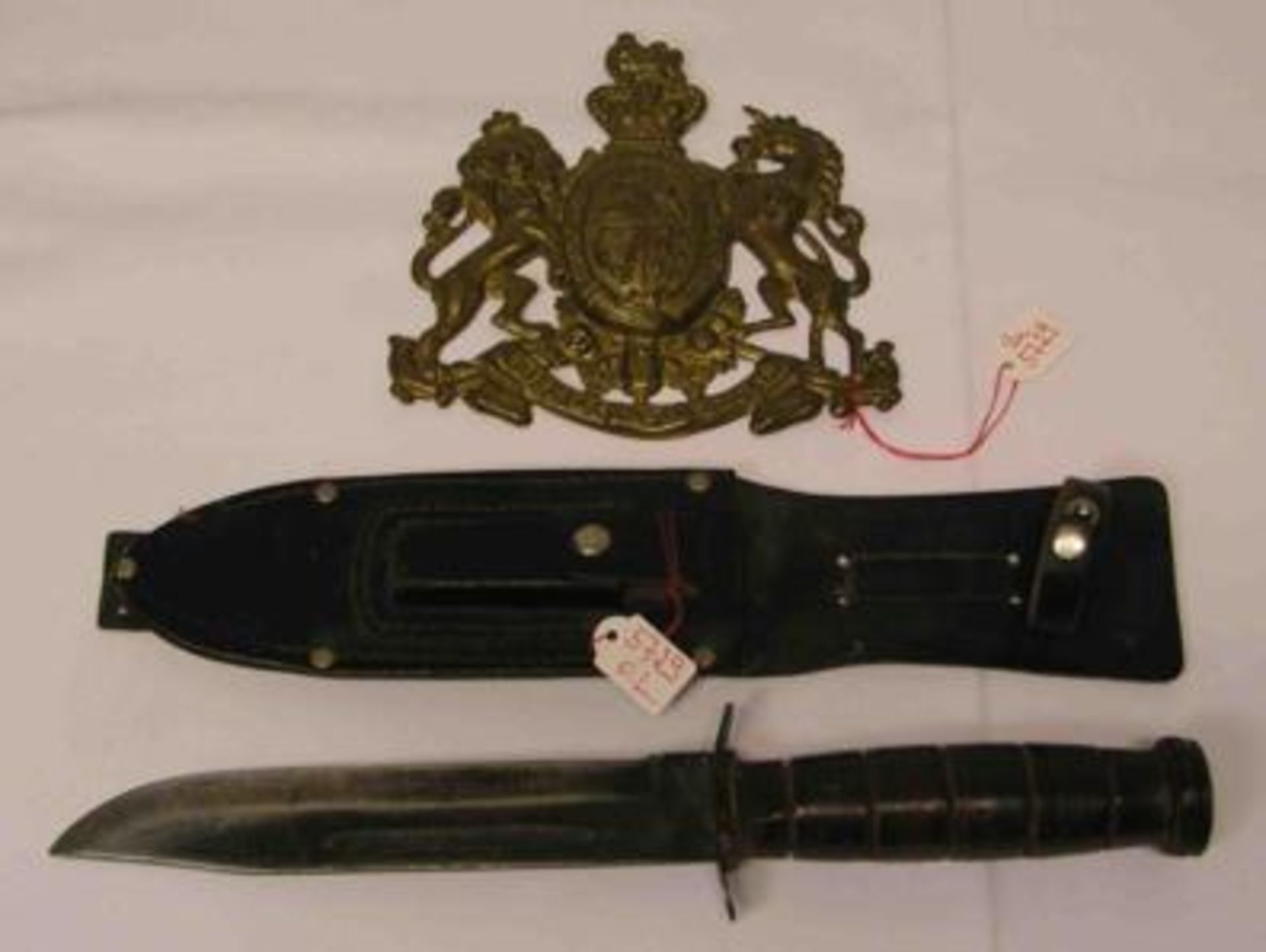 Dolch, Griff mit Lederwicklung, Länge: 30cm. Dazu: Lederscheide und Wappen, Messingblech,