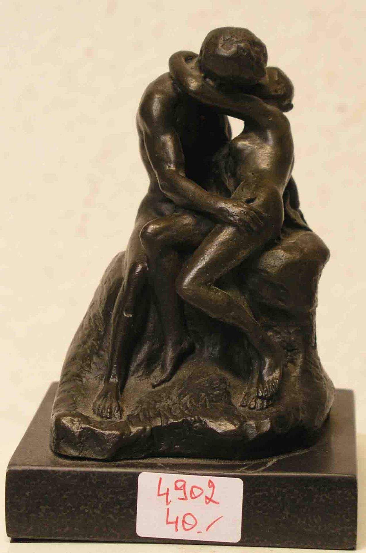 "Liebespaar". Bronze. Aus Sockel montiert, Gesamthöhe: 14cm.