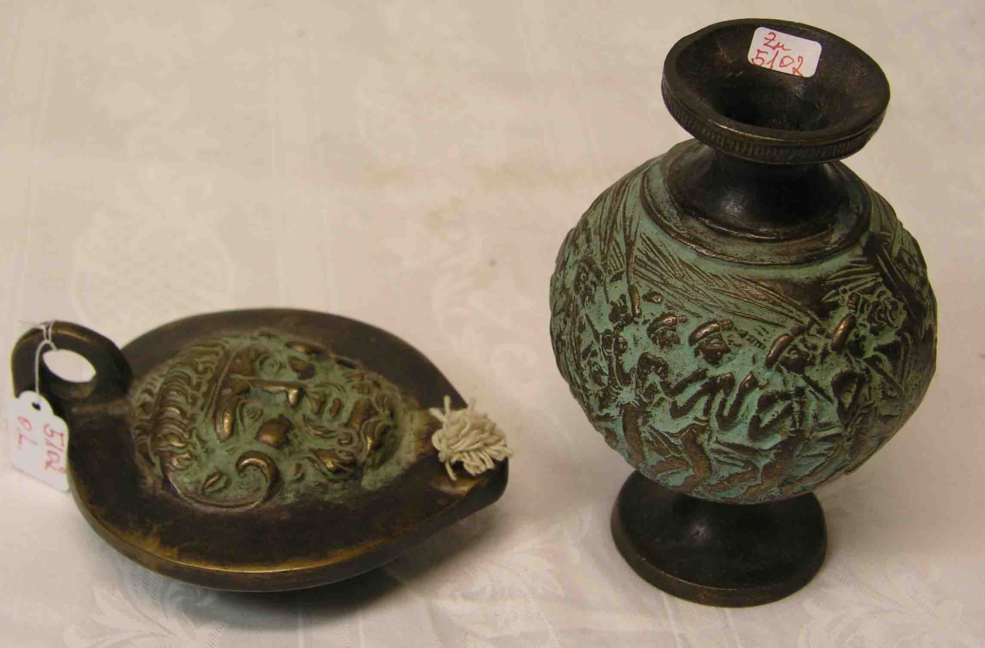 Zwei Museums-Replika, Bronze. Öllampe mit Jupiter-Ammon Kopf nach einem Original 1. Jh. n.