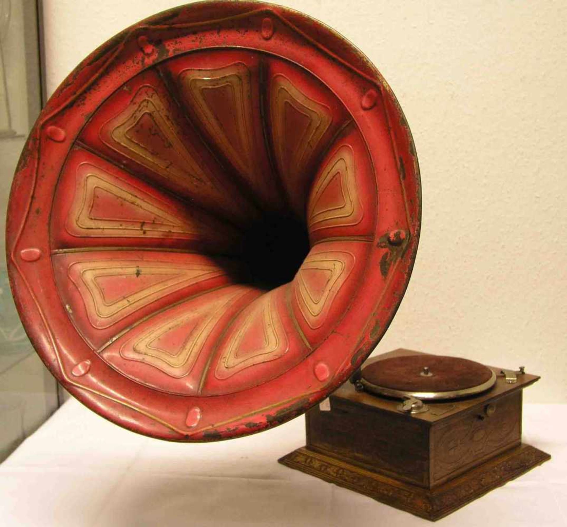 Trichtergrammophon. Beschnitztes Eichengehäuse, 31 x 32cm. Werk läuft an. Alters- und