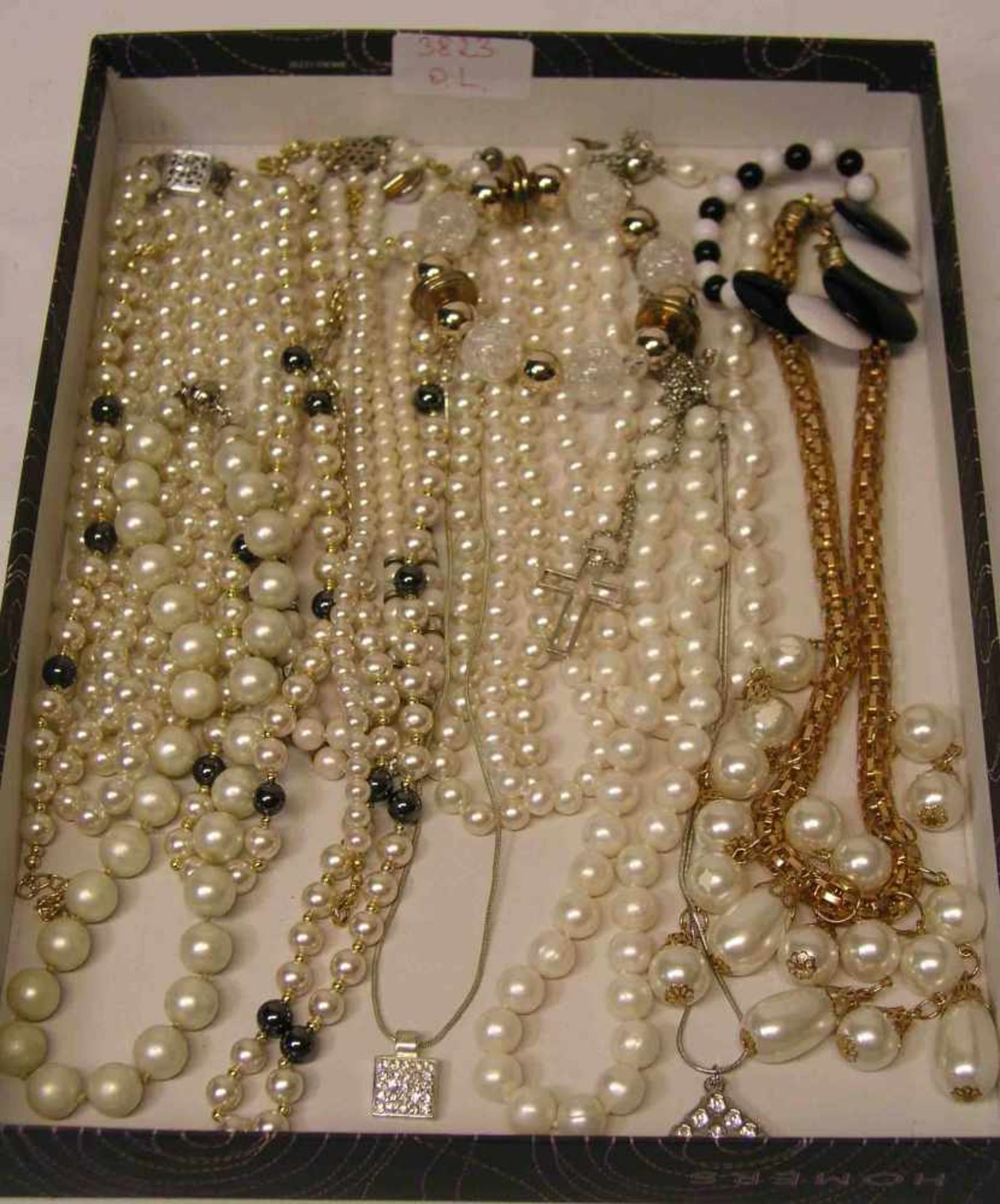 Posten Modeschmuck. Vorwiegend Perlenketten.