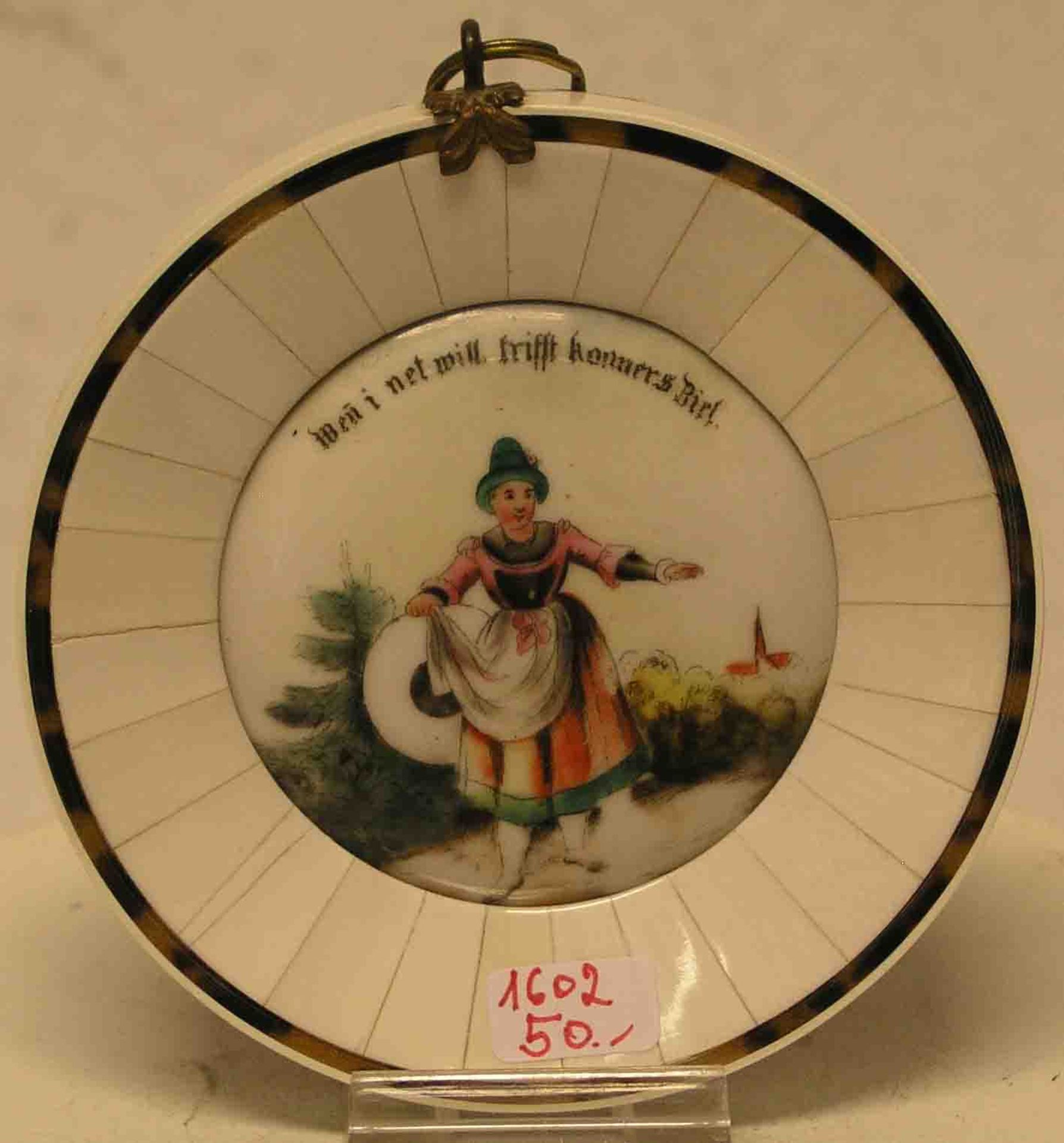 "Bäuerin". Porzellan bemalt, um 1900. Mit Spruchband, runde Form, Durchmesser 6,5cm,