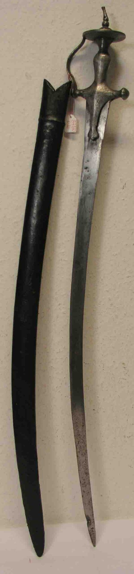 Säbel, Indien. Gekrümmte Klinge, Metallgriff, Länge: 86cm. Lederscheide.