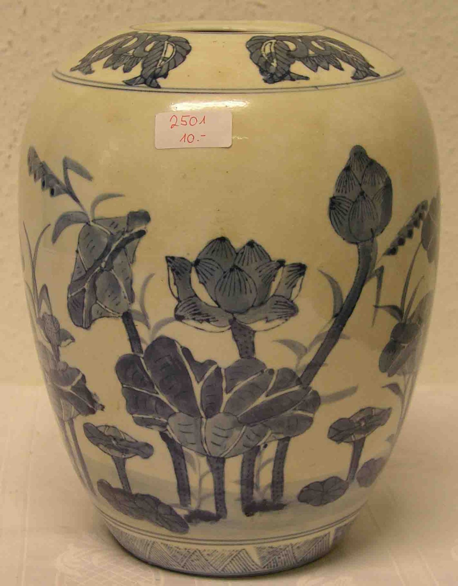 Chinesische Vase. Porzellan, gemarkt, florales Blaudekor, ovoider Korpus mit eingezogener