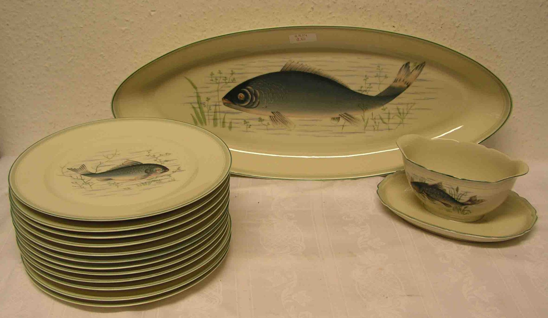 Fisch-Service. Porzellan. Dabei: Fischplatte, Sauciere und 12 flache Teller. Fa. Heinrich,