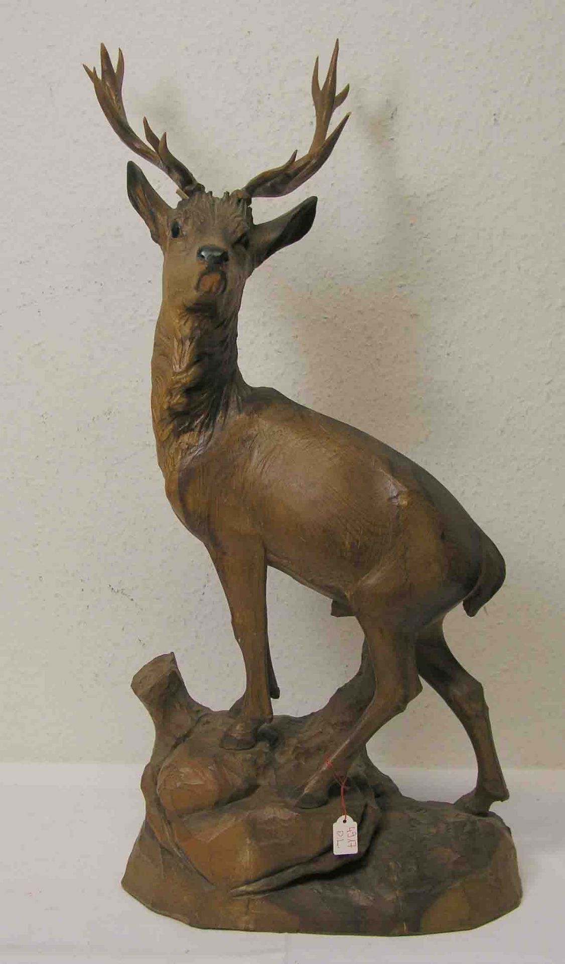 "Stehender Hirsch". Holz geschnitzt, Höhe: 65cm.