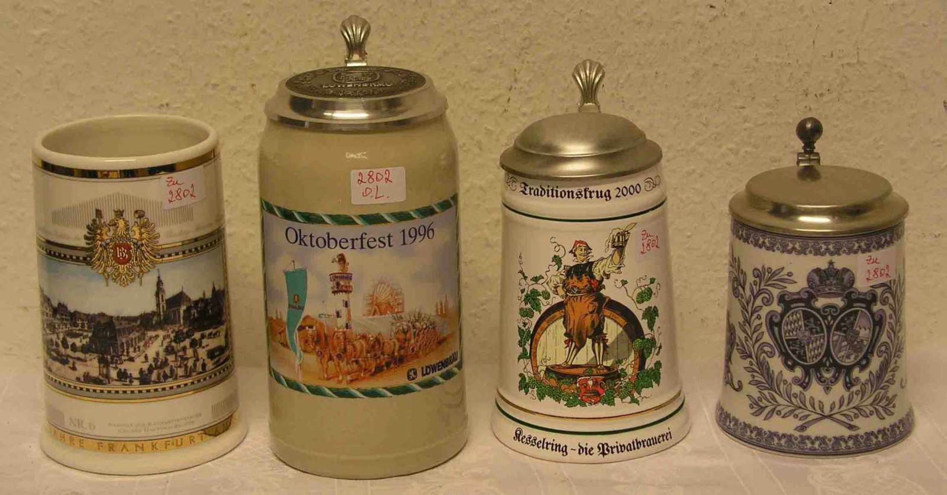 Vier Sammler-Bierkrüge. Dabei: Maßkrug, Oktoberfest 1996, Löwenbräu.