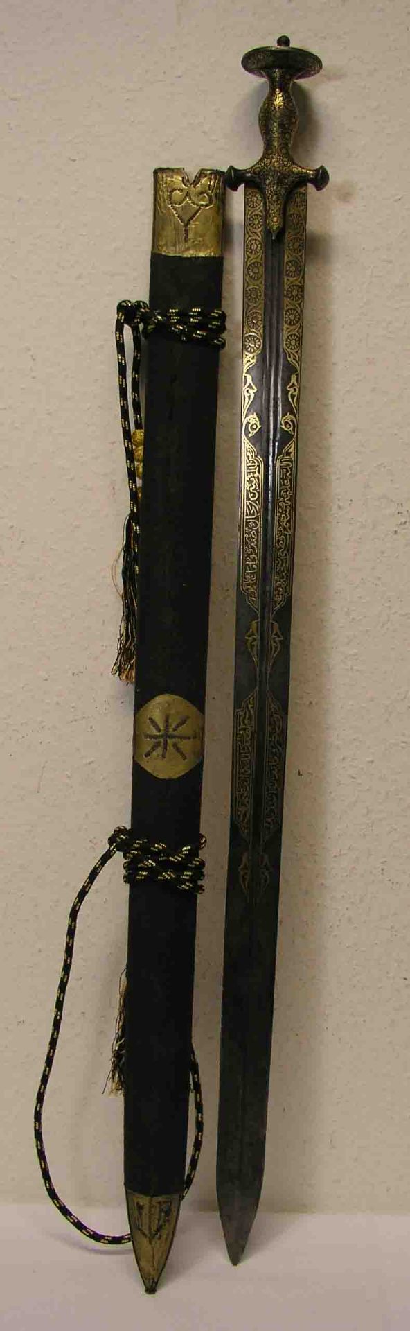 Prächtiger Säbel, Orient. Klinge und Griff mit Goldtouchierung, Länge: 96cm. Dazu: