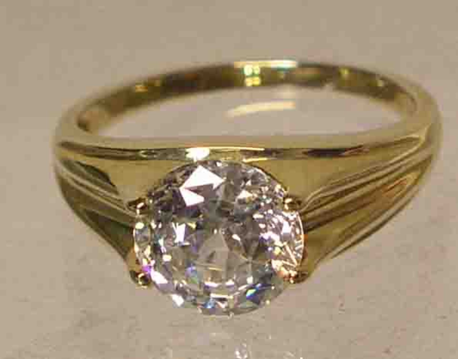 Damenring. 14 Kt. Gelbgold, mit großem Zirkonia, RG 59/60, 4,6 Gramm.