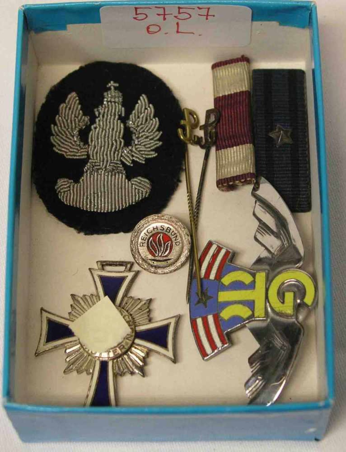 III. Reich: Mutterkreuz in Silber. Dazu: amerikanische Abzeichen, Nadeln, usw.