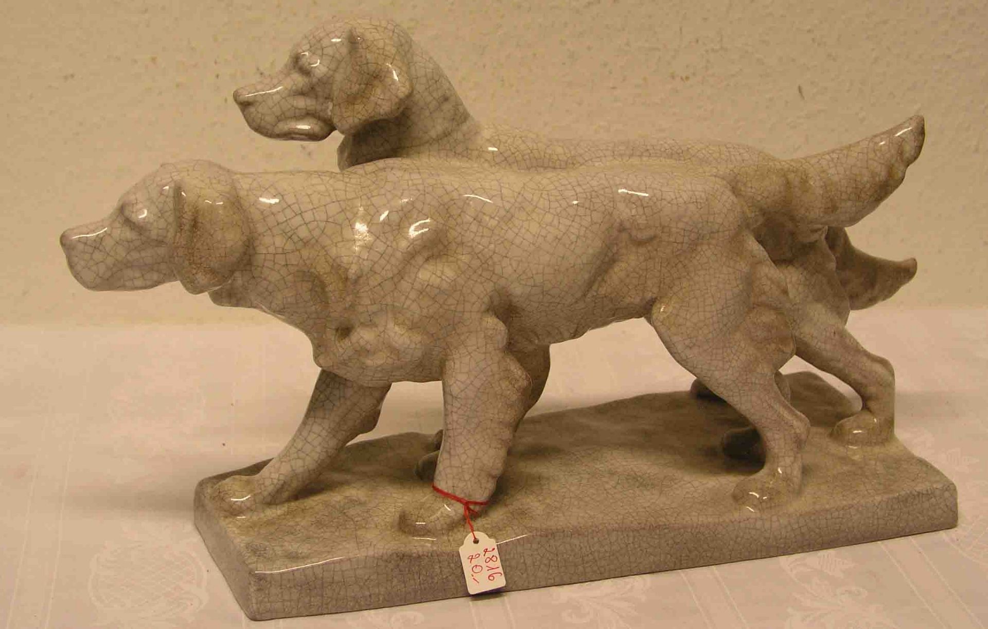 Zwei Jagdhunde. Karlsruher Majolika. Craquelé Glasur, Höhe: 26cm.