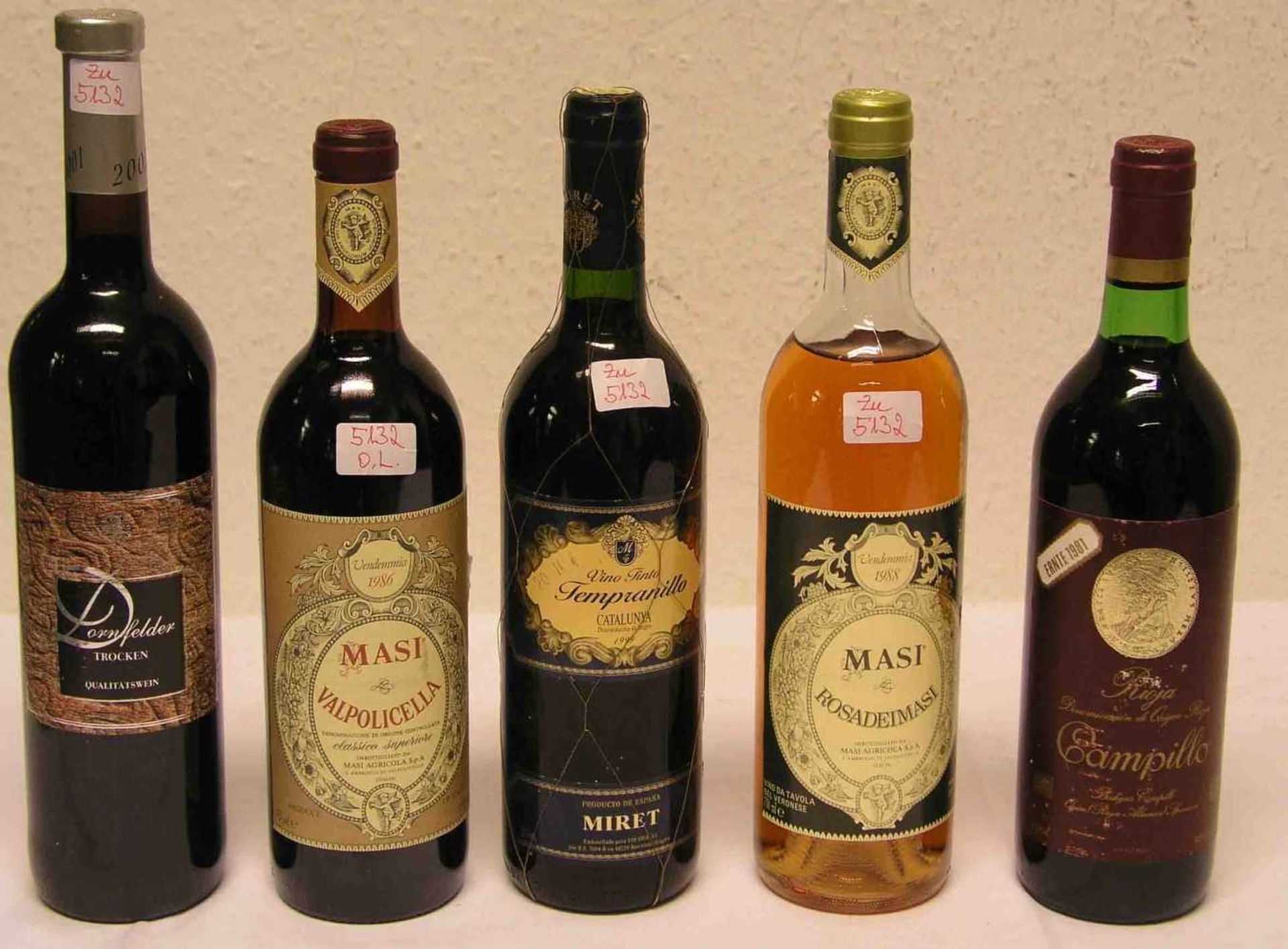 Alkoholika: Fünf Flaschen Rotwein. Dabei: "Masi Valpolicella, 1986"