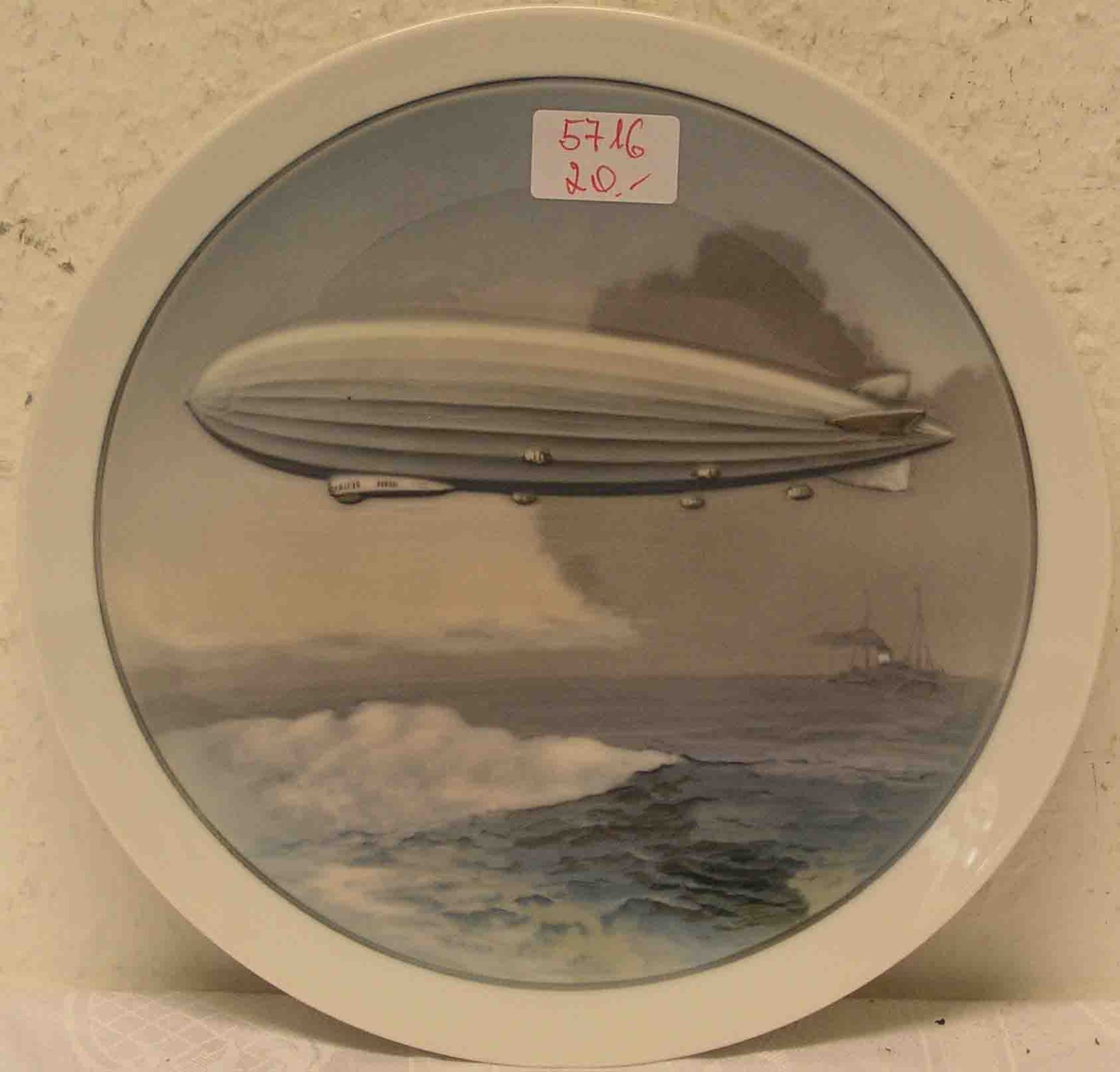 Erinnerungsteller "Zeppelin". Rosenthal Porzellan, Durchmesser 21,5cm.