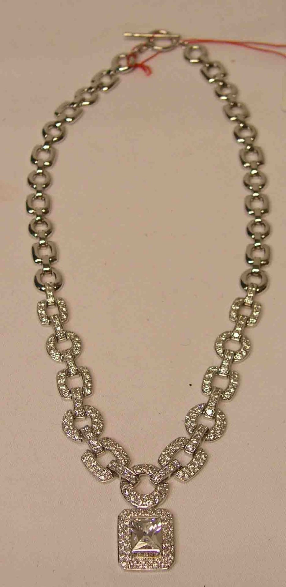 Halskette mit Anhänger. Sterling-Silber, Steinbesatz. Länge: 44cm.