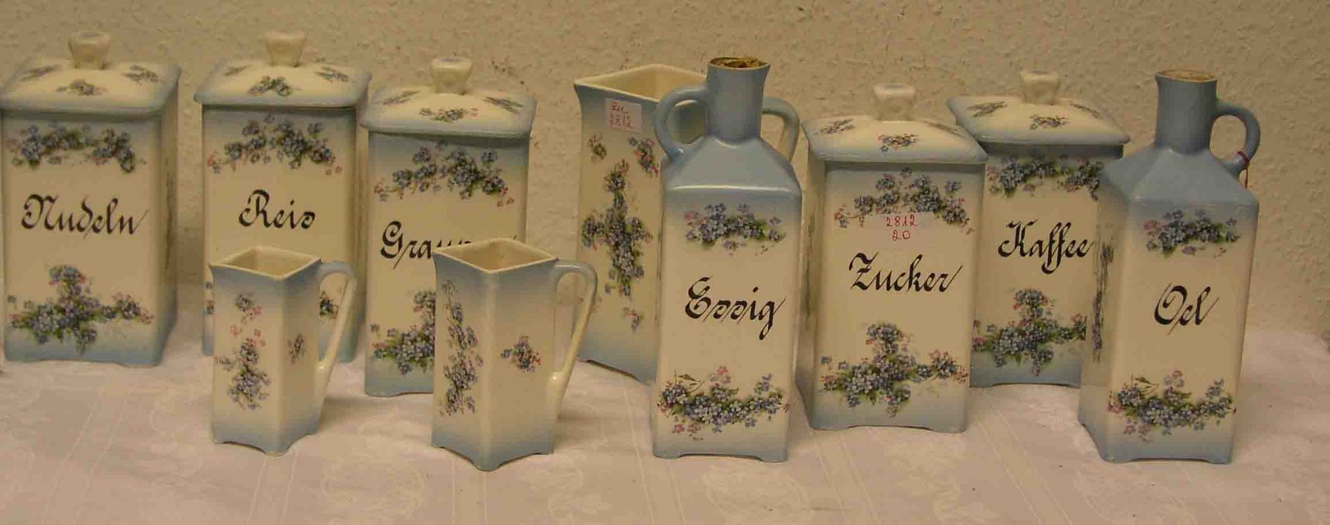 Gewürzset. Zehnteilig. Keramik, um 1920. Blumendekor, Gebrauchsspuren.