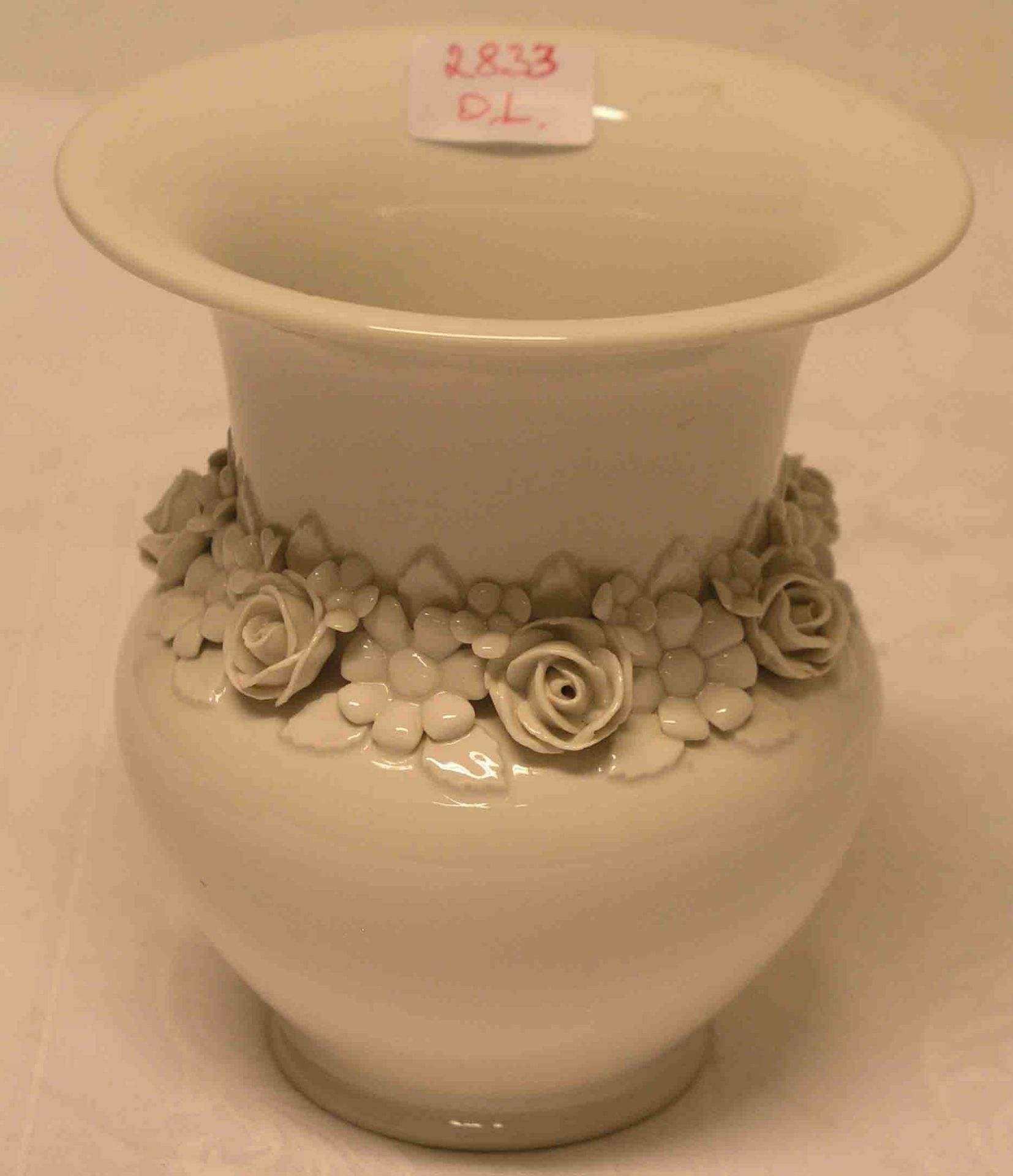 KPM - Vase. Weißes Porzellan. Zeptermarke. Umlaufendes, aufgesetztes Rosendekor. Höhe: