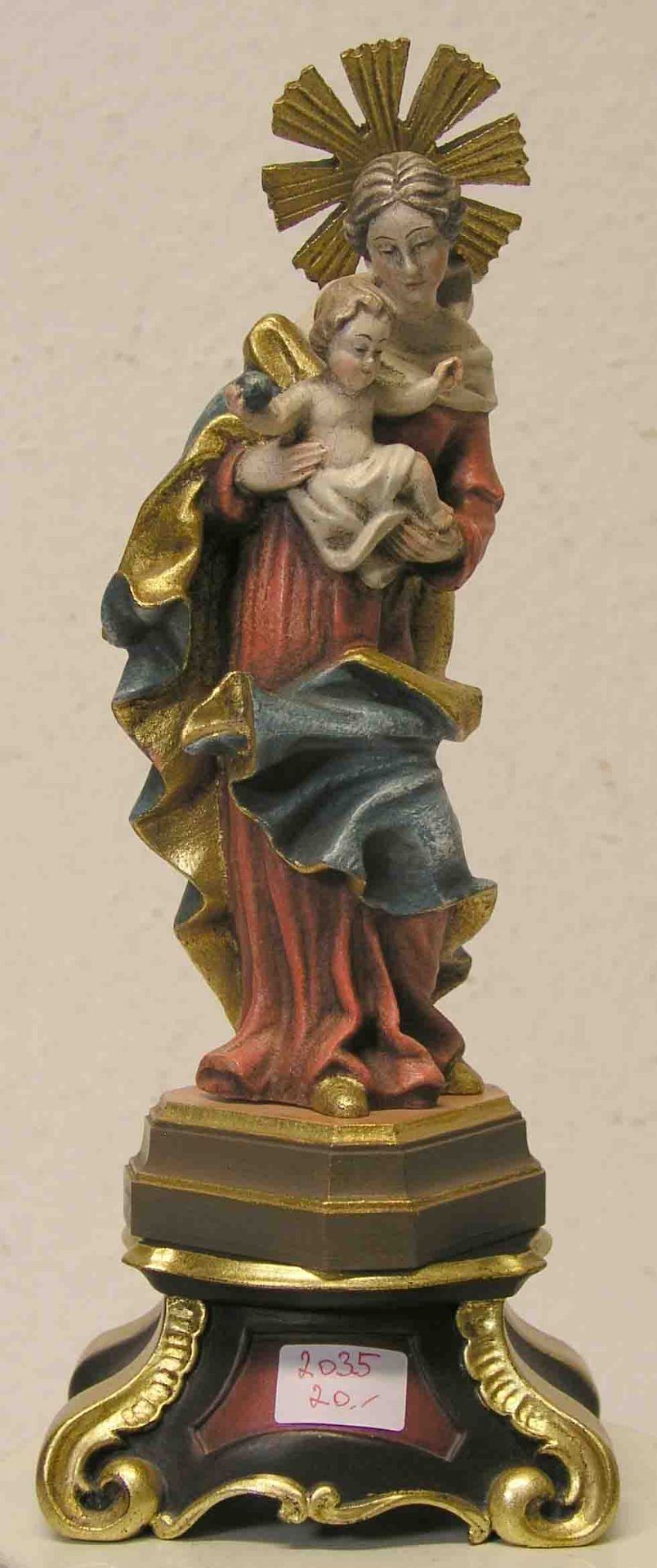"Madonna mit Kind". Holz geschnitzt, farbig gefasst. Mit Holzsockel. Gesamthöhe: 33cm.