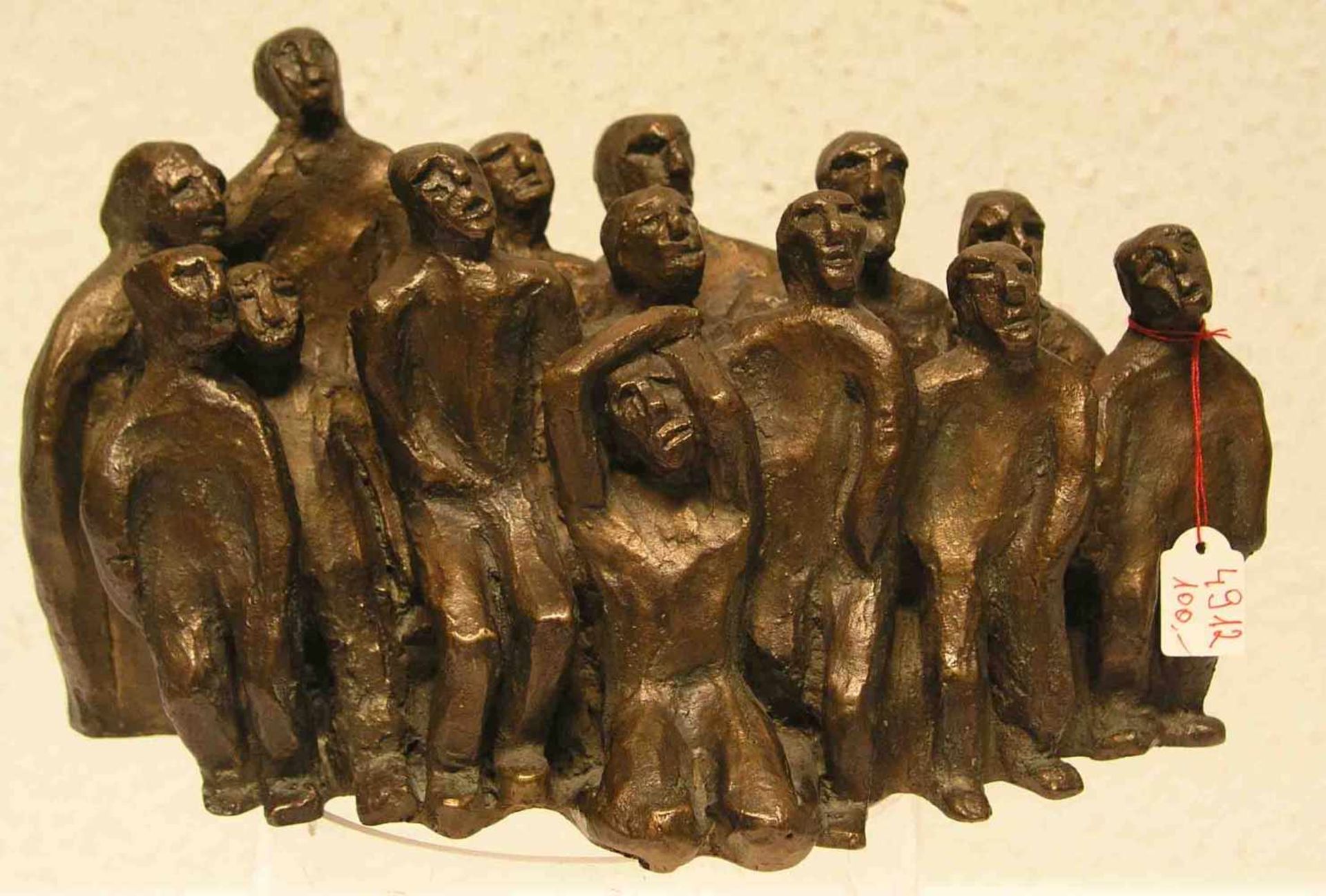 Monogrammist "W": "Männergruppe". Bronze, Guss: Strehle. Höhe: 15cm, Brreite: 27cm.