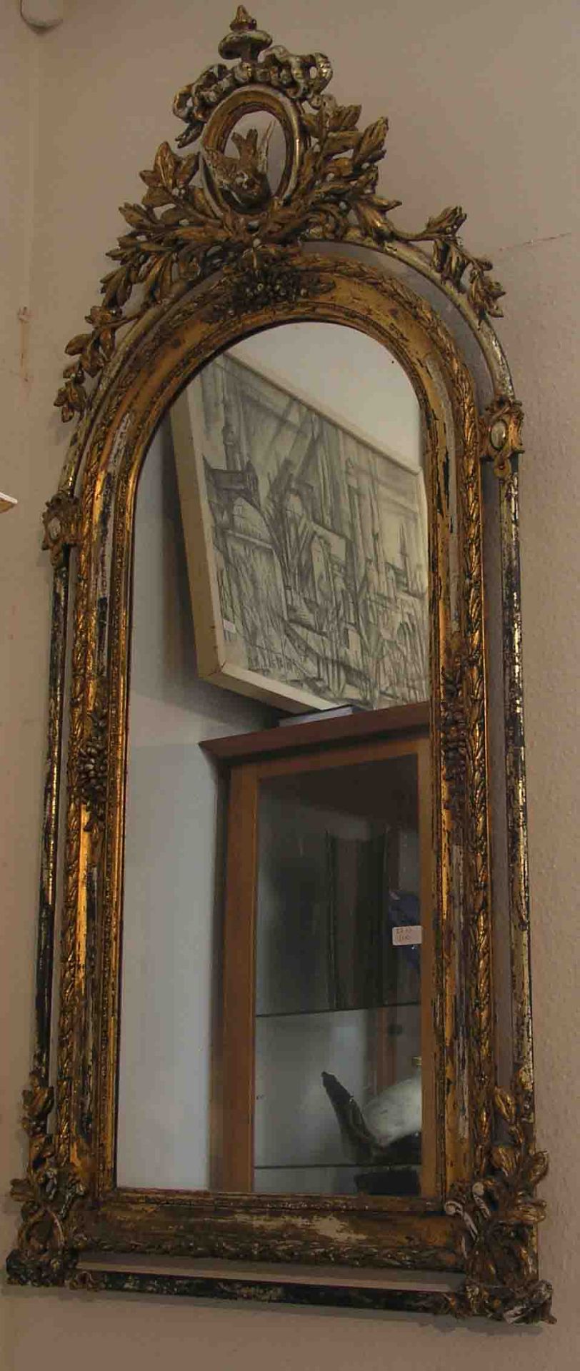 Spiegel mit Konsole. 19. Jh., Holz geschnitzt, zum Teil gefasst. Aufsatz mit Vogel- und