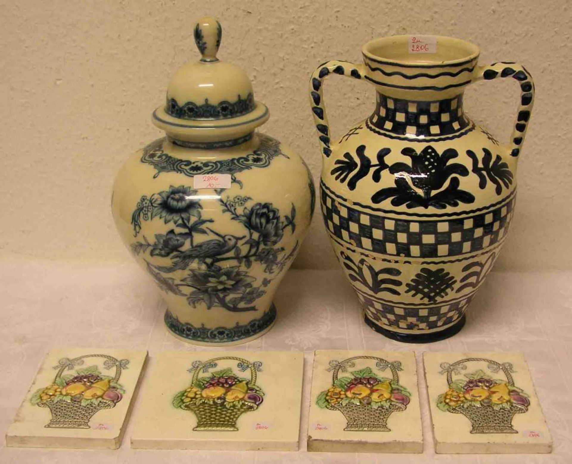 Deckelvase und vier Kacheln. Porzellan, gemarkt Weimar, Dekor "Delft". Florales Blaudekor,