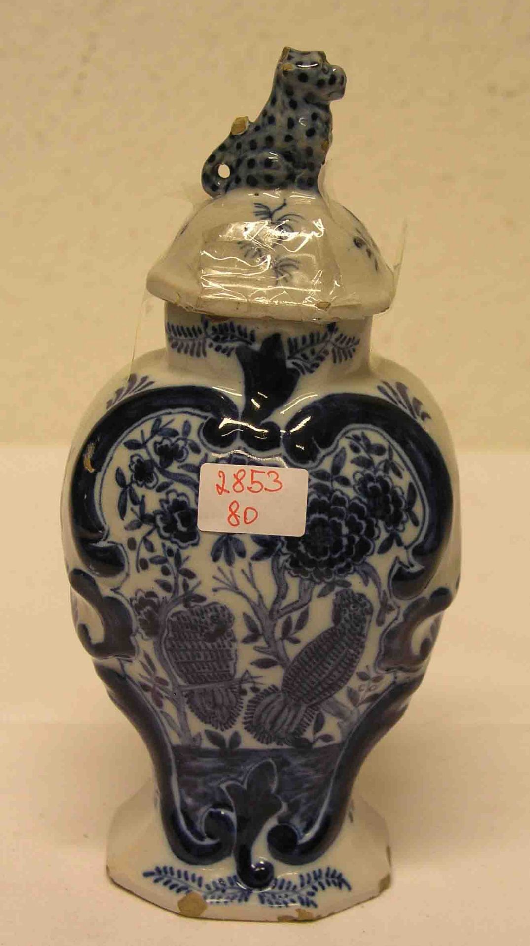 Deckelvase um 1800. Delfter Fayence. Höhe: 24cm. Beschädigt.