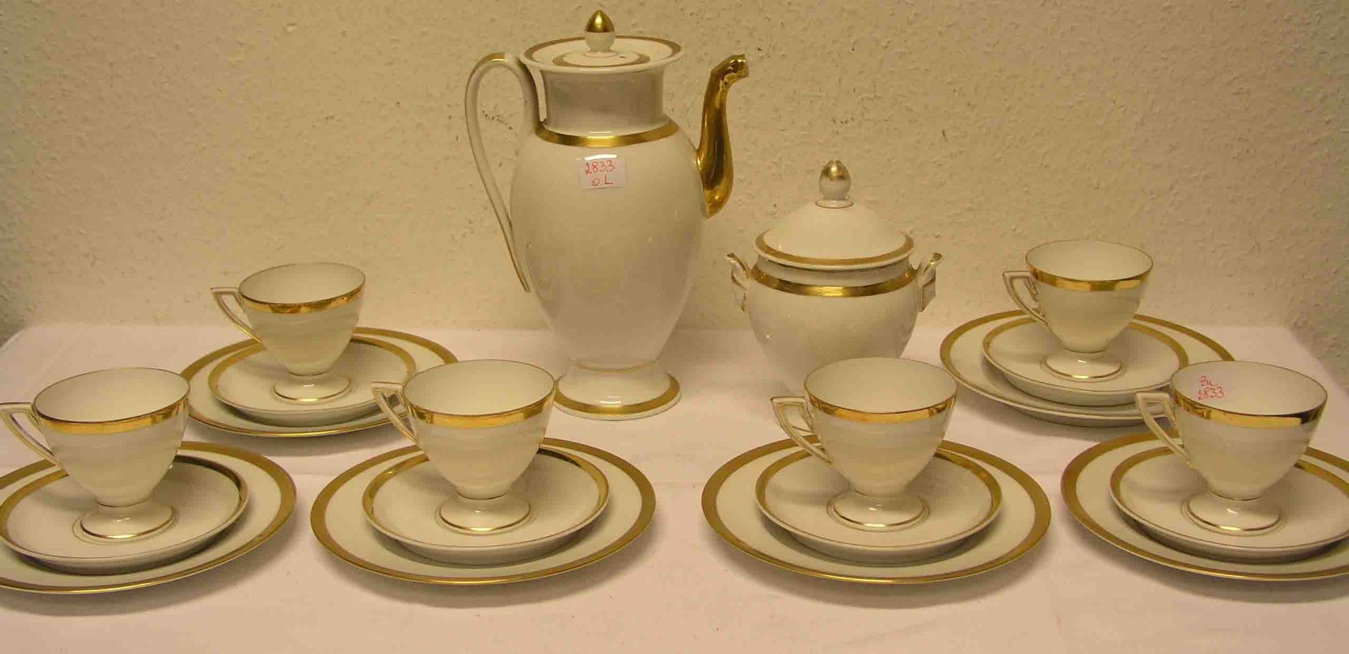 Kaffeeservice für sechs Personen. Porzellan, im Empirestil, Goldstaffage, leicht berieben.