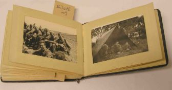 III. Reich. Fotoalbum mit ca. 24 Wehrmachts-Fotos. 5 x 7,5cm.