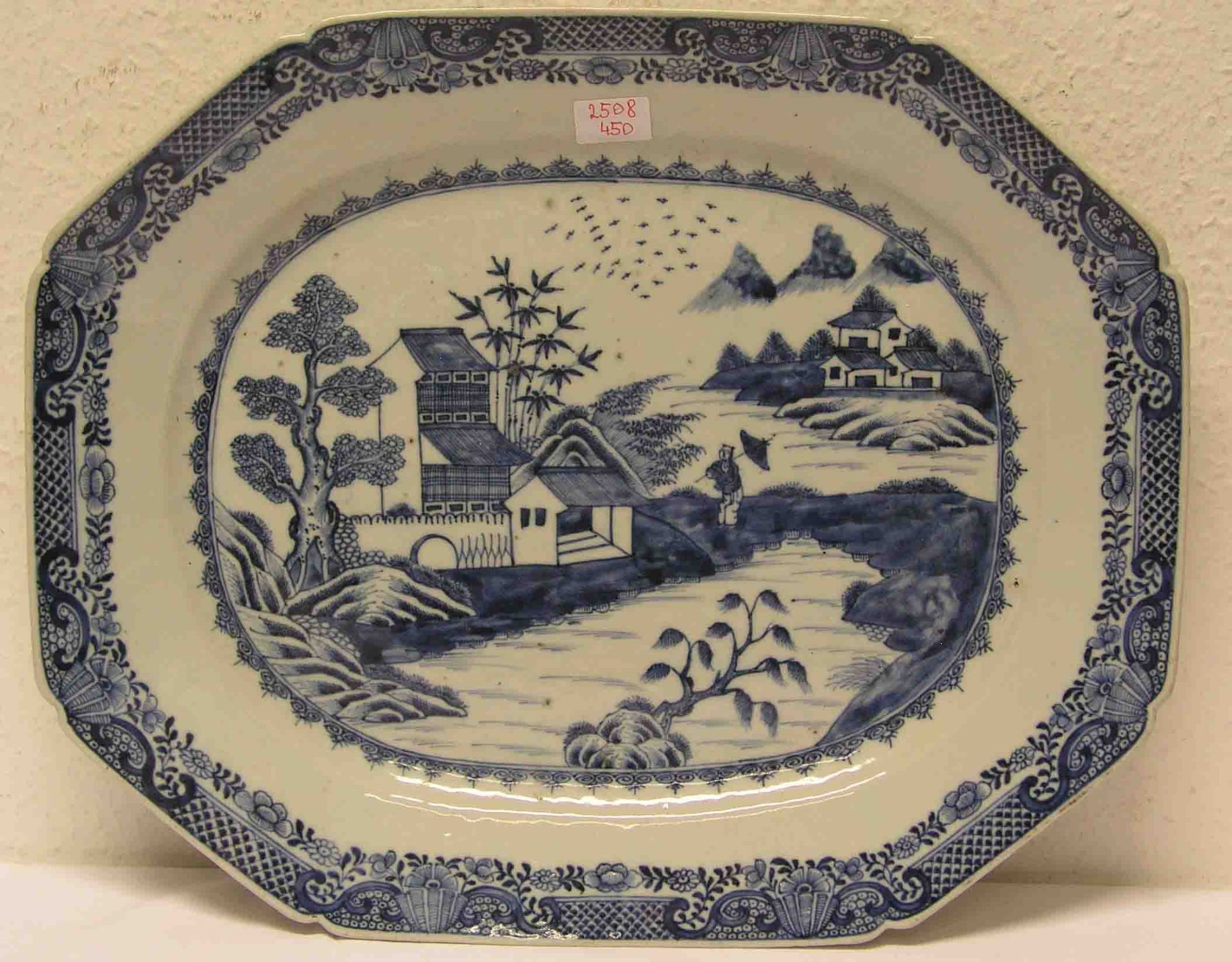 Große Platte. China. Qianlong, 1736 - 1795. Oktogonale Form mit breitem Rand. Im