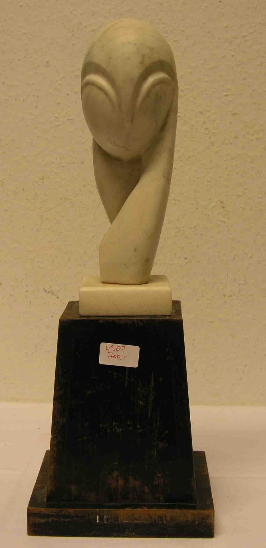 "Mademoiselle Pogany". Marmorfigur in der Art von Brancusi, Höhe: 29cm. Dazu: Holzsockel.