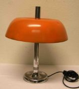 Designer Tischlampe um 1970. Drei Brennstellen, Metallgestell, orangefarbener Blechschirm,kleine