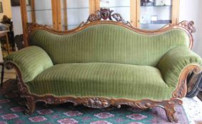 Dreisitzersofa. Wiener Barock. Nussbaumgestell, reich beschnitzt. Sitzfläche undRückenlehne