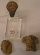 Drei antike Teile. Gebrannter Ton. Dabei: Kopf eines syro-hethitischen Idols. Ca. 4cm,Siegel, usw.