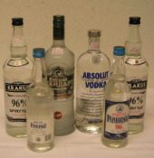 Alkoholika, sechs Flaschen Vodka, Russland und Polen. Dabei: vier 1 Liter Flaschen.