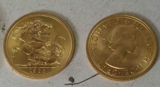 Zwei sovereign Goldmünzen "Elisabeth II". Gesamtgewicht: 16 Gramm.