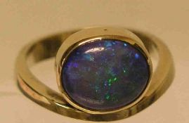 Damenring. 14 kt. Gelbgold, mit Opal Doublette. Ringgröße: 56. 5,7 Gramm.