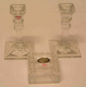 Paar Kerzenleuchter, Kristallglas, Höhe: 12,5cm. Dazu: Deckeldose. Quadratische Form,Silberemblem. 4