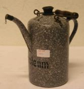 Petroleum - Kännchen. 2 Liter, emailliert. Henkel und Tragebügel. Höhe: 22cm.