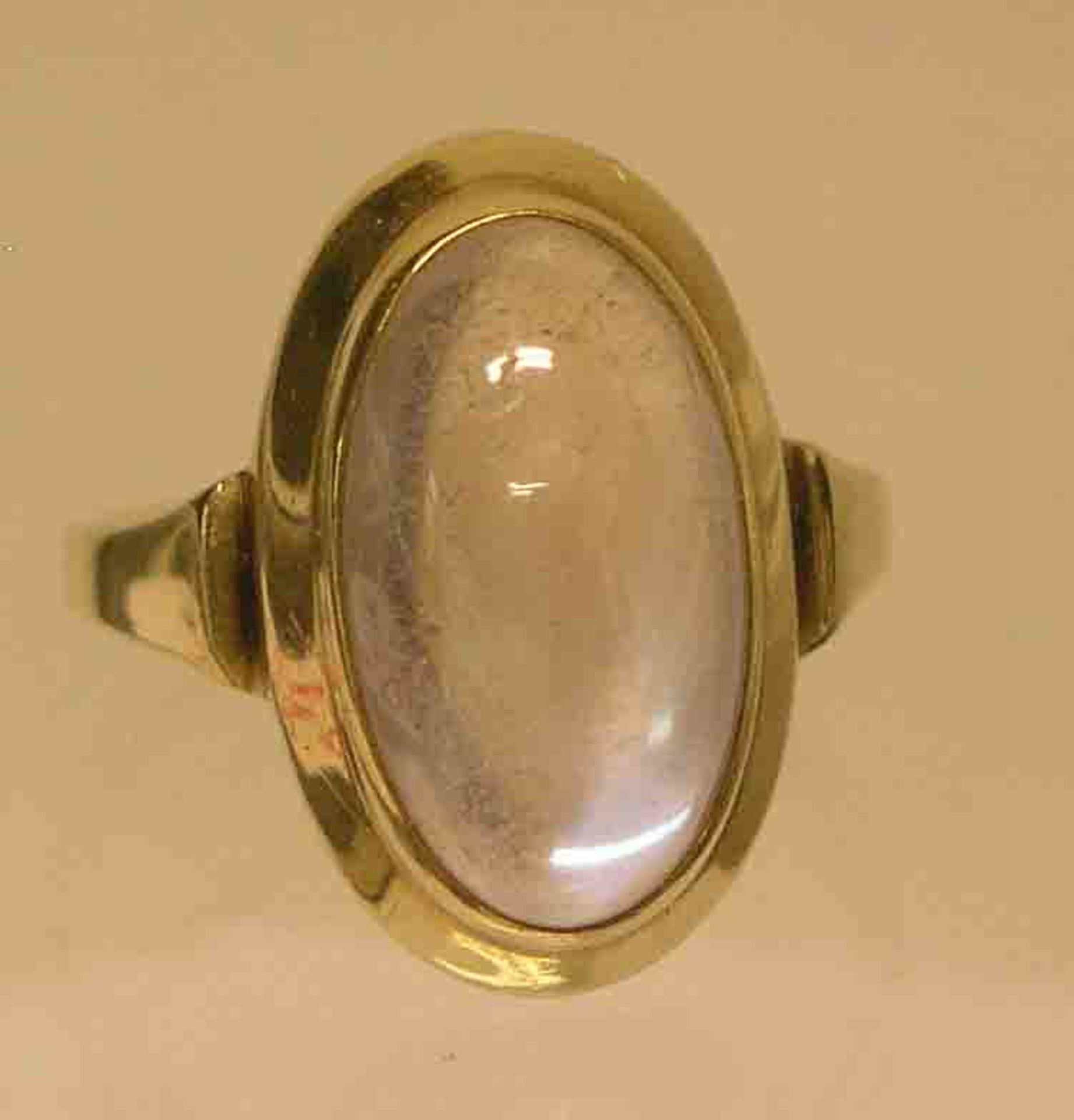 Damenring. Gelbgold 14 kt., ovale Form mit Mondstein, um 1960. Ringgröße: 52. 5,3 Gramm.