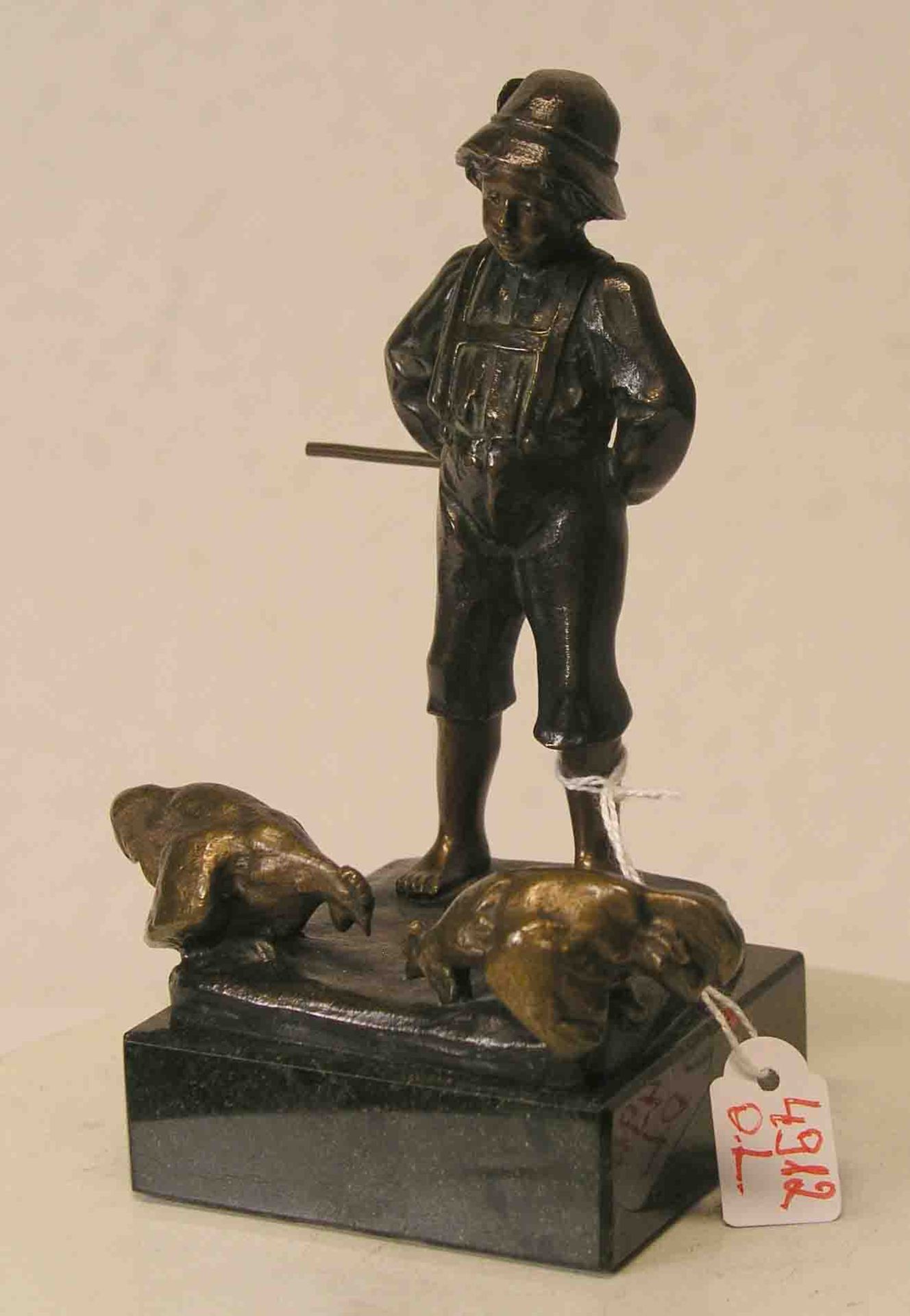 "Bauernjunge mit zwei Hühnern". Bronzefigur um 1900. Gießerei Gladenbeck, Berlin. AufMarmorsockel