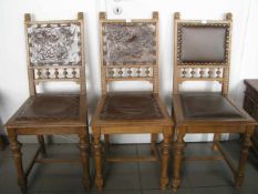Vier Gründerzeitstühle. Eichengestell, Sitzflächen und Rückenlehnen mit Leder/Kunstlederbezogen.