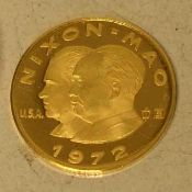 Nixon und Mao, Medaille. Gold 986, 1972. Durchmesser: 2,2cm, 6,9 Gramm.